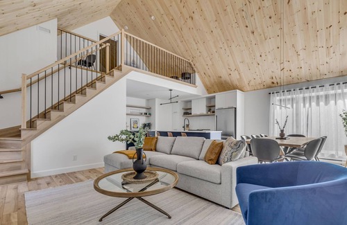 Pont-Rouge Ski Chalet | The Milos – Peaceful Escape – Pet Friendly