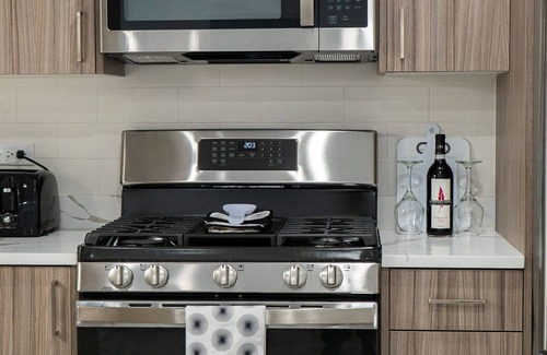 Woodlawn Apartment | The MOD Suite: Quaint family abode near UChicago, Lakeshore Dr. & DuSable Museum