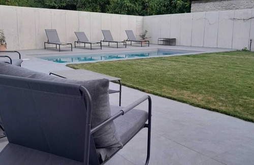 Parndorf House | The Moment Luxury Suites- Parndorf, Modern house in Parndorf with garden & pool