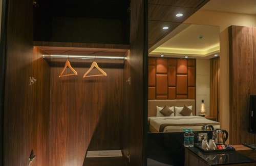 Rabale Hotel | The Monarch