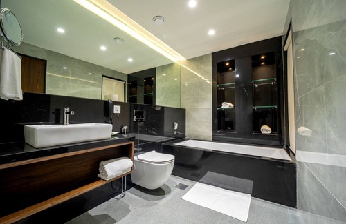 Rabale Hotel | The Monarch