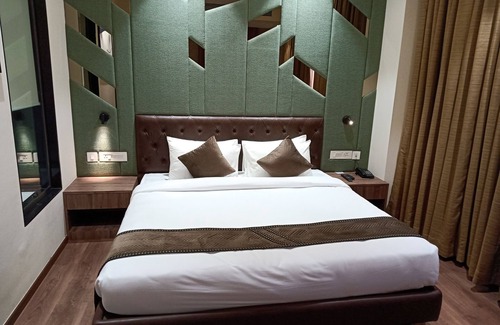 Rabale Hotel | The Monarch