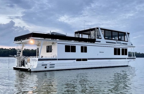 Mid Beach Boat Rental | The most amazing 72’ Yacht with 8 person hot tub.