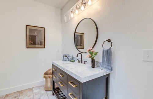 Historic Downtown Manteo Apartment | The Mozart's Hideaway Room