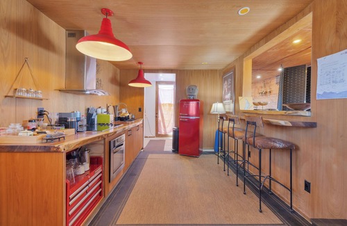 Bombay Beach House | The Nest: Luxury 1-bed w/clawfoot tub, outdoor shower & AC in Bombay Beach