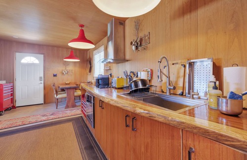 Bombay Beach House | The Nest: Luxury 1-bed w/clawfoot tub, outdoor shower & AC in Bombay Beach