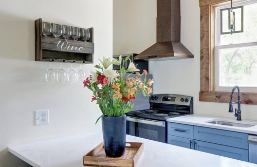 Eastside Apartment | The Nest on Park, Modern | Easy Walk to Forsyth