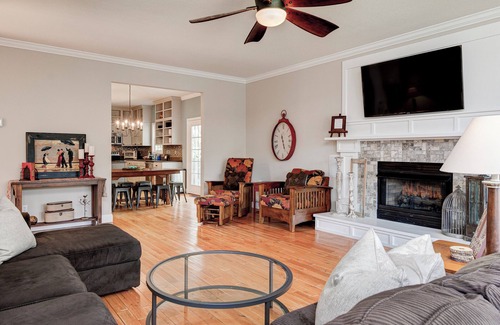 Royal Pines House | THE NEST Spacious 5-bedroom House in Excellent Asheville Location with Game Room