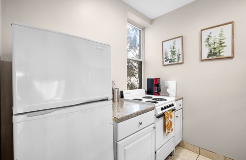 Graduate Hospital Apartment | The newly remodeled apartment offers a relaxing ambiance