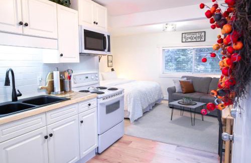 Harrison Hot Springs House | The Nook, Top Floor Suite with Lake and Mtn View