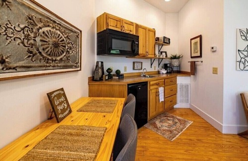 Valley Head Apartment | The Oak . A Spacious upscale King Studio Apt in Mentone