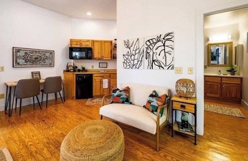 Valley Head Apartment | The Oak . A Spacious upscale King Studio Apt in Mentone