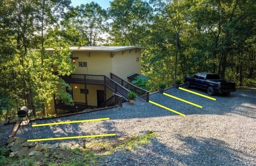 Valley Head Apartment | The Oak . A Spacious upscale King Studio Apt in Mentone