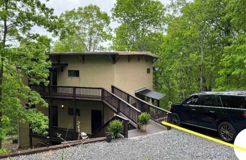 Valley Head Apartment | The Oak . A Spacious upscale King Studio Apt in Mentone