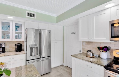 Lakeview Village House | The Oak house. HEATED Pool. Waterfront. Fire pit. Swings