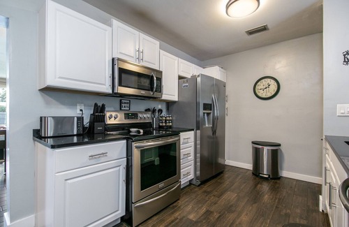 Gainesville House | The Oasis w/New Salt Pool Walk to Publix & Restaurants - 1 Mile to UF
