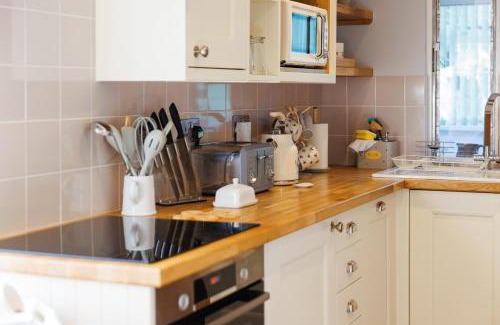 Ryde House | The Old Abbey Farmhouse - Stay at Quarr Abbey Monastery - Pet-Friendly Farmhouse with History & Countryside Views, surrounded by woodland & nature