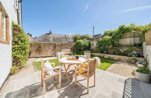 Cerne Abbas House | The Old Court House - sleeps 4 guests in 2 bedrooms