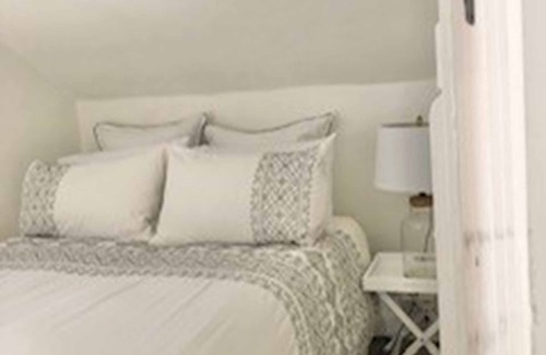 Killurin Cottage | The Old School House Killurin County Wexford - sleeps 4 guests in 2 bedrooms