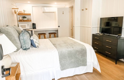 Whitehall Apartment | The Opal Room - #19