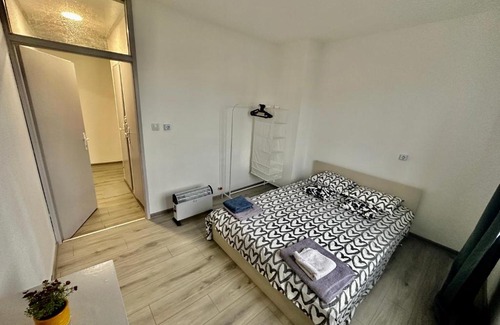 rajon Vrabnitsa Apartment | The Orchid, Apartment by LMG