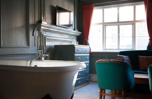 Colnbrook Hotel | The Ostrich Inn Colnbrook London Heathrow