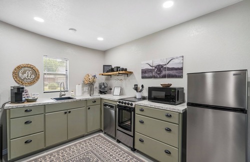 Elgin Bed & Breakfast | The Painted Silos - The Sunflower Bin. Elgin, Ft Sill and Lawton areas.