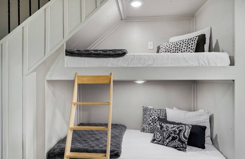 Elgin Bed & Breakfast | The Painted Silos - The Sunflower Bin. Elgin, Ft Sill and Lawton areas.