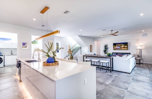 Arlington Park House | The Palace on Clematis – Siesta Key Vacation Home with Large Pool, Fire Pit & Great Location