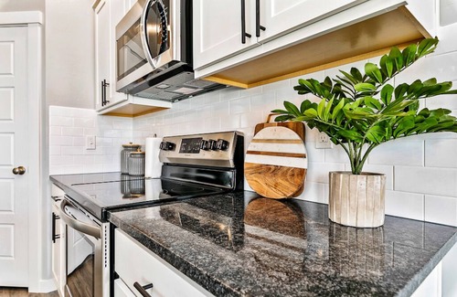 Meridian House | ☼ THE PALM HOUSE ☼ At Meridian - New Home in great location!