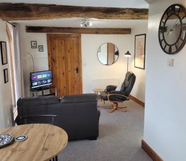 Albrighton Apartment | The Parlour - Self-Catering at Boningale Manor