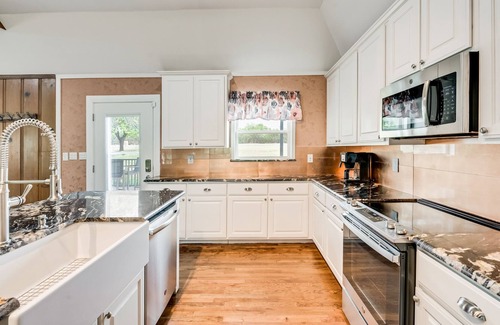 Azle House | The Perfect Getaway/Boat Dock/Eagle Mountain!