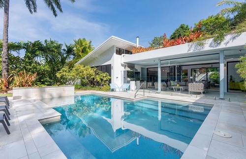Port Douglas House | The Perfect Port Douglas Luxury Getaway only 150 meters to beach.