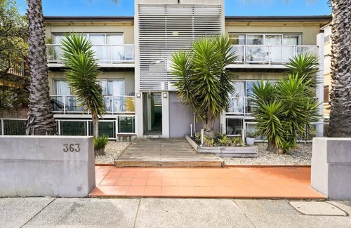 St Kilda West Apartment | The Perfect St Kilda Summer Base Next to Beach