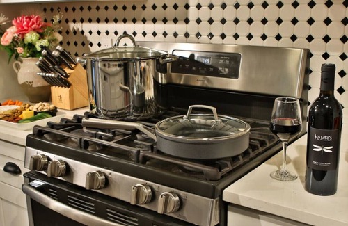 College Place House | The Pines, Newly Remodeled Lodge-Style Home in Quiet Cul-de-Sac