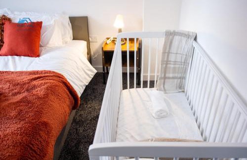 Northampton Villa | The Pines Villa 1 , Spacious 3BR , Home Cinema, Games & EV , Parking for 4 , Sleeps 10