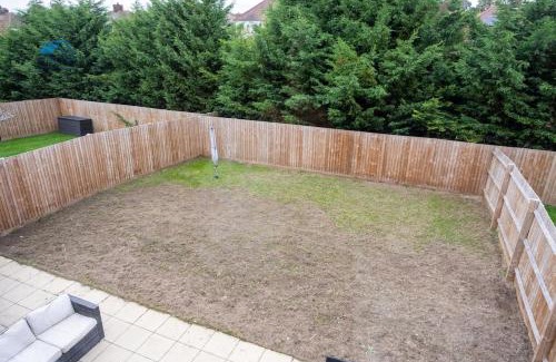 Northampton Villa | The Pines Villa 1 , Spacious 3BR , Home Cinema, Games & EV , Parking for 4 , Sleeps 10