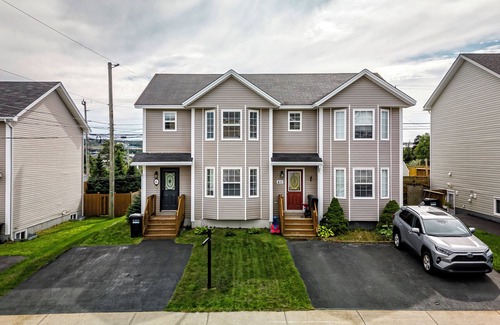 Terra Nova House | The Place: Centrally Located Chic and Stylish Home