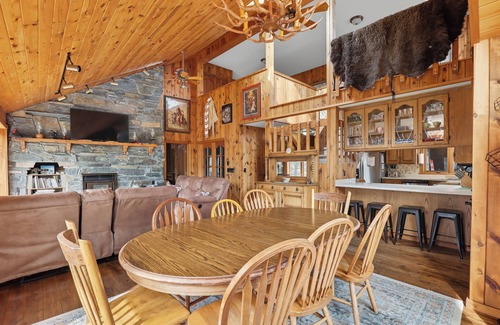 Rapid City House | The Ponderosa Secluded Cabin 5 miles to Lake Pactola! Central air! Hot tub!WIFI!