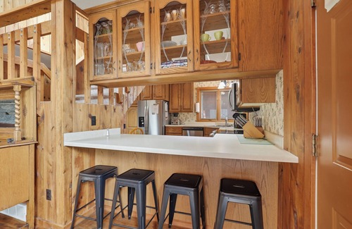 Rapid City House | The Ponderosa Secluded Cabin 5 miles to Lake Pactola! Central air! Hot tub!WIFI!