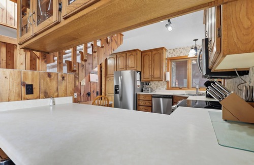 Rapid City House | The Ponderosa Secluded Cabin 5 miles to Lake Pactola! Central air! Hot tub!WIFI!