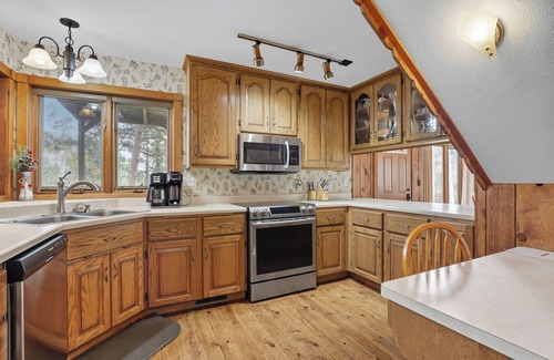 Rapid City House | The Ponderosa Secluded Cabin 5 miles to Lake Pactola! Central air! Hot tub!WIFI!