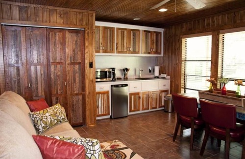 Uvalde Cabin | The Poolside Cabana (Private Cottage)