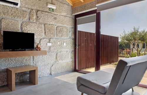 Guilhofrei Villa | The Quinta of Caroveiras 'Casa T1' with Lake View, Wi-Fi and Air Conditioning