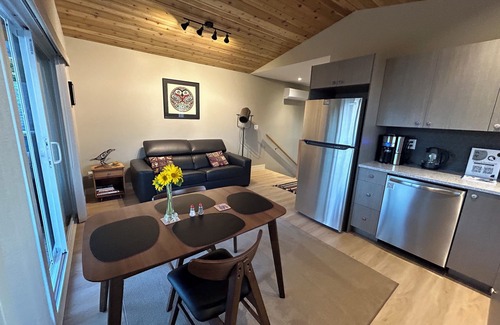 Regional District of Nanaimo Bed & Breakfast | The Raven Haven Loft w/Majestic Views and Nearby Neighbourhood Beaches