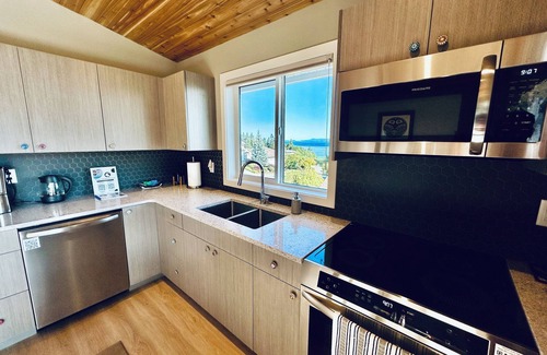 Regional District of Nanaimo Bed & Breakfast | The Raven Haven Loft w/Majestic Views and Nearby Neighbourhood Beaches