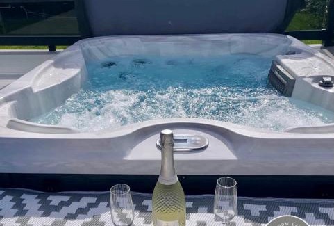 Chapel Saint Leonards House | The Retreat 1 - Hot tub Lodge, pet friendly, WiFi & bed linen- Golden Palm Resort - Meadow Lakes Caravan & Lodge Hire