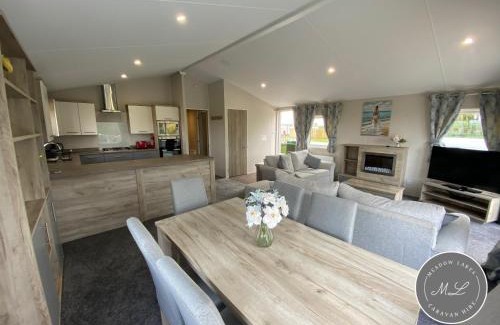 Chapel Saint Leonards House | The Retreat 1 - Hot tub Lodge, pet friendly, WiFi & bed linen- Golden Palm Resort - Meadow Lakes Caravan & Lodge Hire