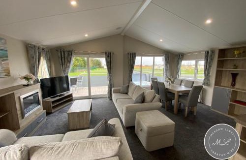 Chapel Saint Leonards House | The Retreat 1 - Hot tub Lodge, pet friendly, WiFi & bed linen- Golden Palm Resort - Meadow Lakes Caravan & Lodge Hire