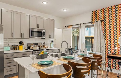 Cityplace Apartment | The Retro Room - 1BR - 2 Beds - 7 min DT & D Ellum